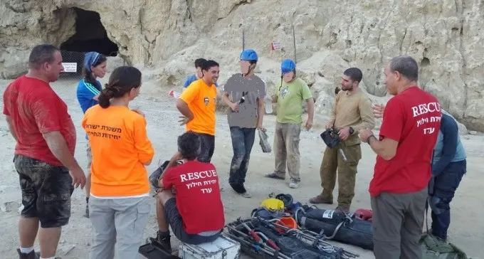 כמעט בילו את השבת במערה שקרסה