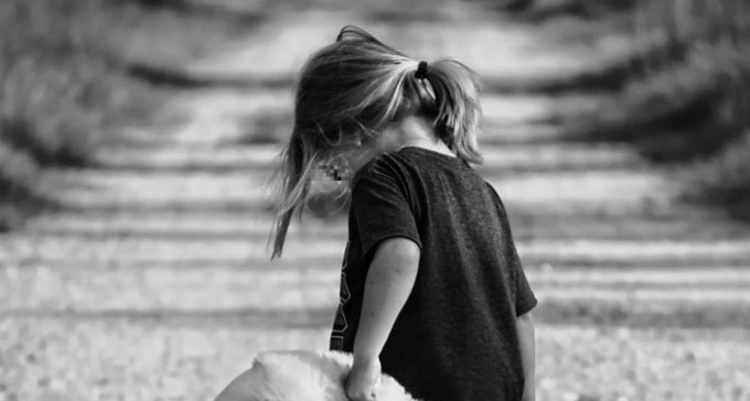 חשד: השכן התבקש לשמור על הילדים - ועשה מעשה מגונה בילדה בת 8