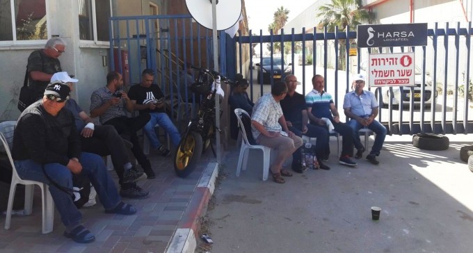גם תחת איום טילים, מפוטרי חרסה ממשיכים לשבת בכניסה למפעל הנעול