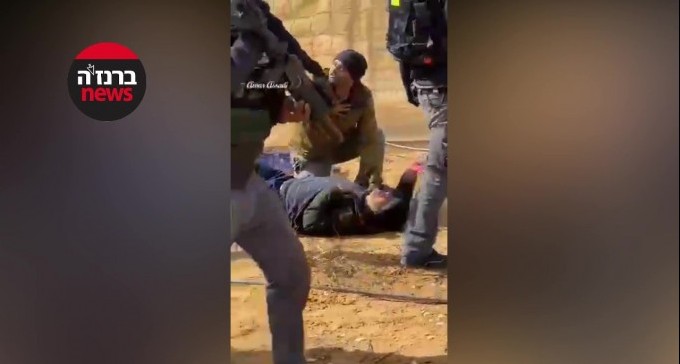 צפו: חלוקת צווי הריסה הפכה לעימות אלים, שוטרים נפצעו