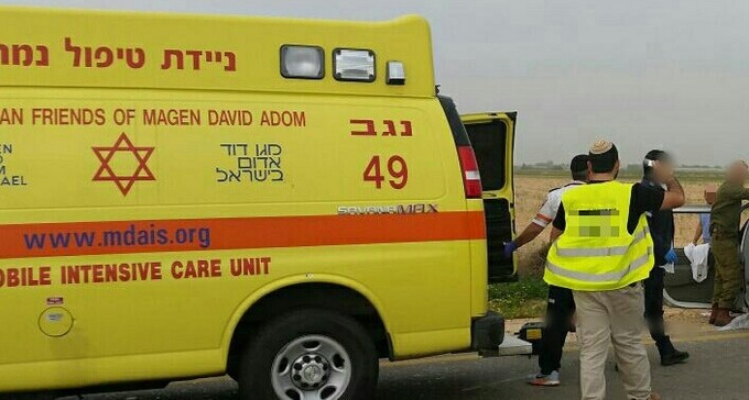 אישה נפלה מטנדר נוסע בכביש להבים, מצבה קשה