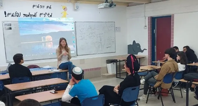 סבא רבא שלה חישמל את גדרות מחנות הריכוז, היא מרצה בישראל