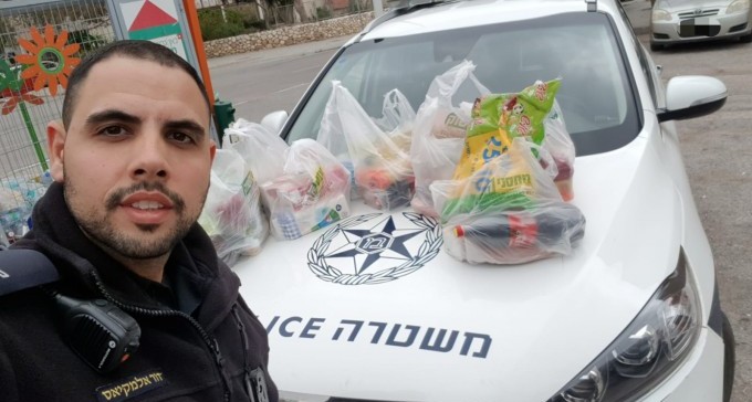 קשישים בבאר שבע נותרו בלי מזון, שוטרים אספו תרומות וקנו עבורם