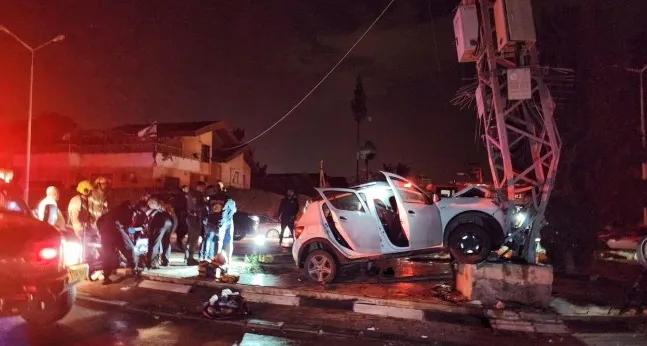 איבד שליטה, נסע ישר לתוך עמוד חשמל