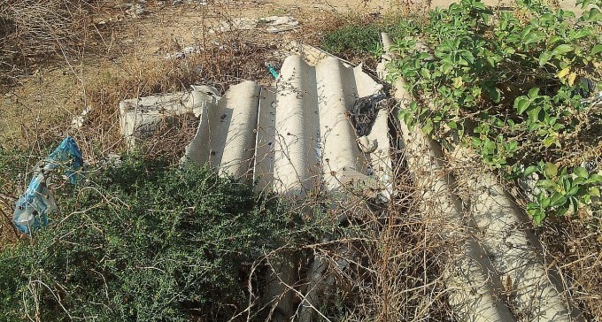 דיירים בשכונה ג' חיים ליד מצבור חומר מסרטן