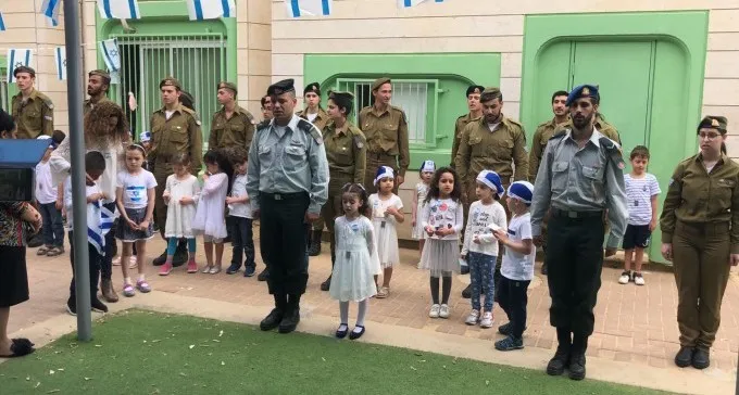 חיילים וילדי גנים בב''ש השתתפו בטקס לציון ימי הזיכרון והעצמאות