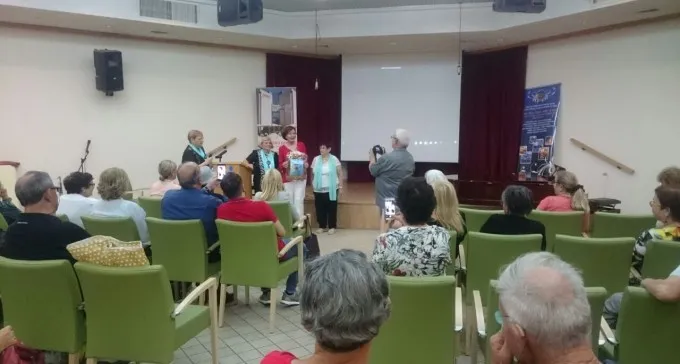 ג'יזל אלאלוף מקבלת את אות הליונס