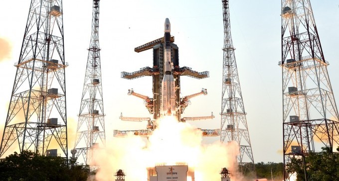 בעזה יורים רקטות, בשער הנגב משגרים לוויינים לחלל