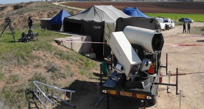 צפו: מערכת הלייזר שמיירטת בלוני חבלה מעזה נחשפת