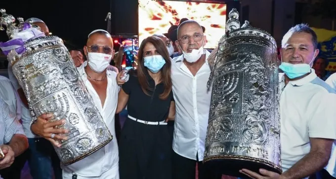 הכנסת ספרי תורה וחגיגת חנוכת בית כנסת בתרומת משפחת אביסרור