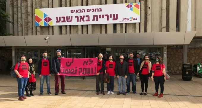 סתימת פיות? אנשי מולתקא-מפגש מחאו בעירייה בפיות מכוסים סרט הדבקה