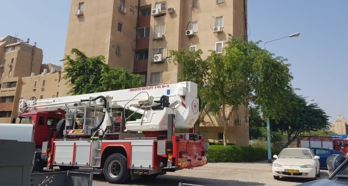 פעוט ואביו נלכדו בתוך דירה בוערת בשכונה ט' בב''ש