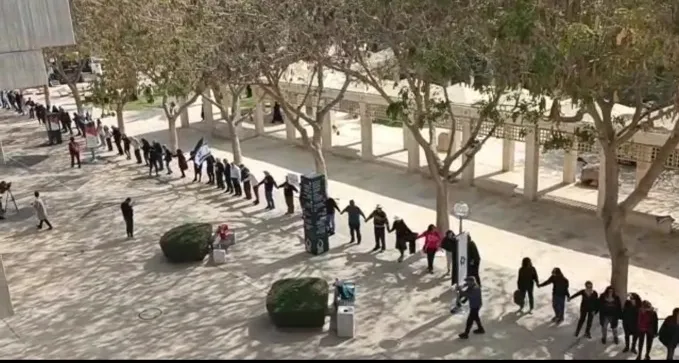 המחאה נמשכת: שרשרת אנושית בבן גוריון, הפגנה על ציר רגר