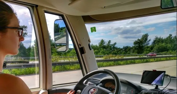 לא רק עברית והיסטוריה: תלמידי כיתות י' נבחנו בתיאוריה