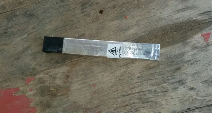 המשטרה הוזעקה לטפל בנפלים של נורי הטעיה שנפלו ממסוקים לגני ילדים