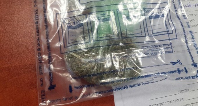 קטין ללא רשיון הסיע מבוגר לקנות סמים