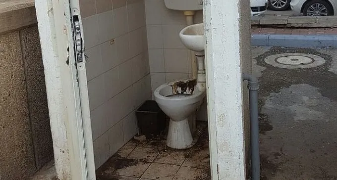 מפגע תברואתי בעיר העתיקה: שירותים מצחינים