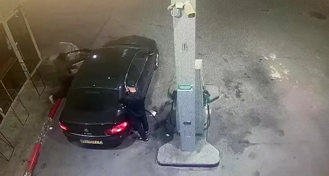 שיכור מהפזורה גנב רכב באמצע תדלוק - והתנגש בעמוד (תיעוד)