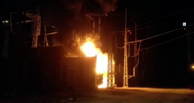 שנאי מתח גבוה עלה באש ליד נאות חובב