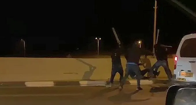 צפו: נהג מותקף באכזריות בכביש עוקף באר שבע