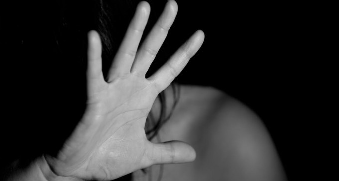 הכירה צעיר במקום בילוי - ונאנסה