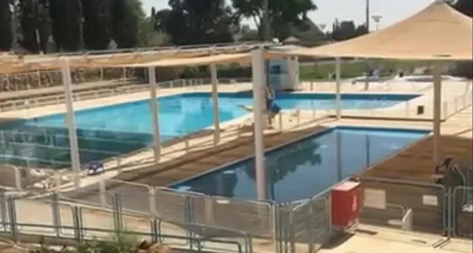 מציל קאנטרי ערד עוכב לחקירה: במקום להיות ליד הבריכה, ישב בבוטקה