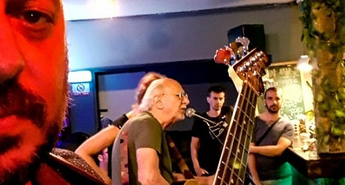 ואז, בלי הודעה מוקדמת, אגדת מוסיקה אמריקאית עולה לשיר בביאליק 26