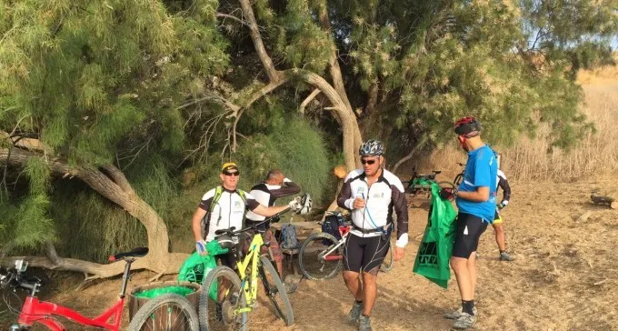 רגע לפני יום הניקיון: רוכבים עם שקיות