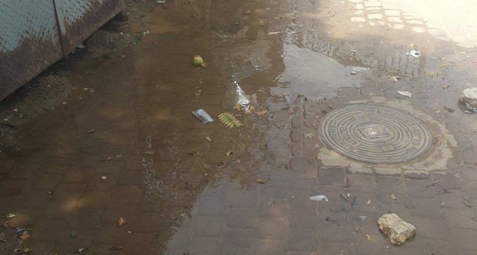 מפלאי הבירוקרטיה: 3 שבועות הורים מתחננים לתקן דליפה ביסודי לון