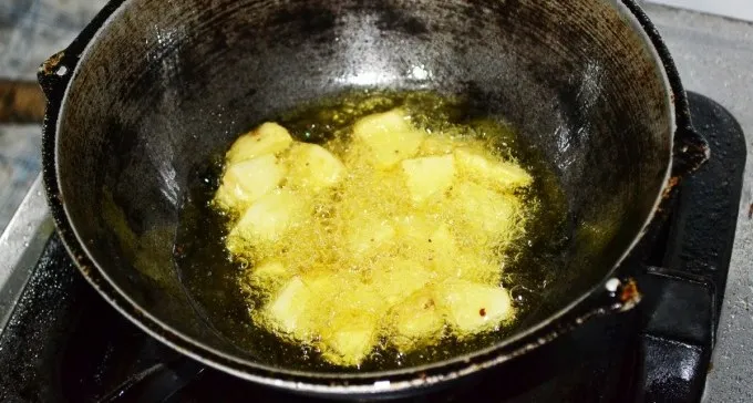 כתב אישום: שפכה שמן רותח על בעלה - כי חשדה שהוא בוגד בה