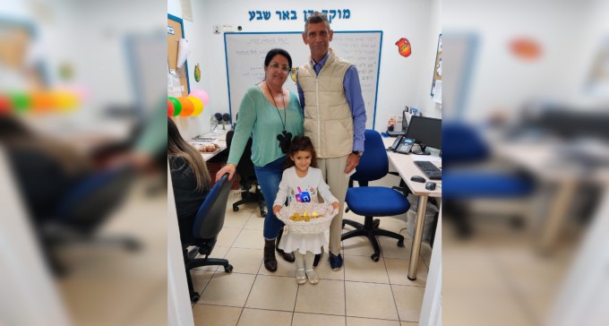 ההפתעה המתוקה לנוסעי דן ב''ש: הסבא והנכדה חילקו מטבעות שוקולד