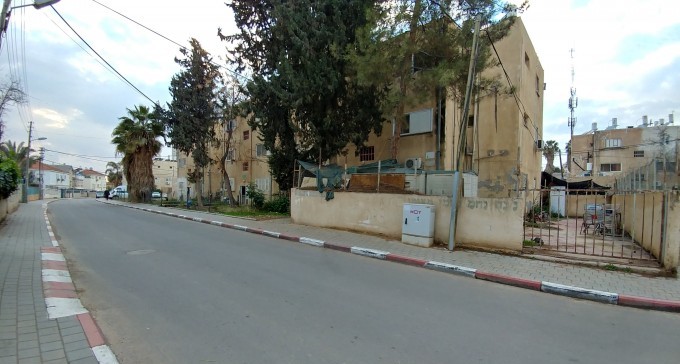 רחוב שלם באדום-לבן: למה לתושבי אחד העם אסור לחנות ליד ביתם?