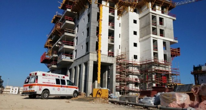 אסון במתחם הבניה הסמוך לגרנד קניון: עובד בניין נמחץ למוות