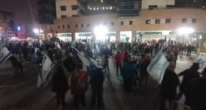 עיר בהפגנה: מוצ''ש ברחבת בית המשפט, ראשון באוניברסיטה