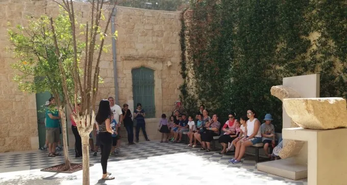 מאות בסיורי שישי בעתיקה