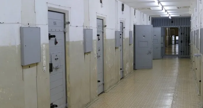 כתב אישום: בן 40 מהדרום ביצע עבירות מין בשתיים מבנותיו החורגות