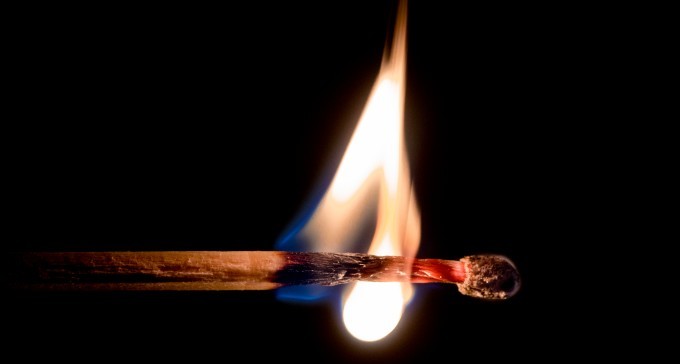 חשד: הסתכסך עם משפחתו - וניסה להצית את ביתו