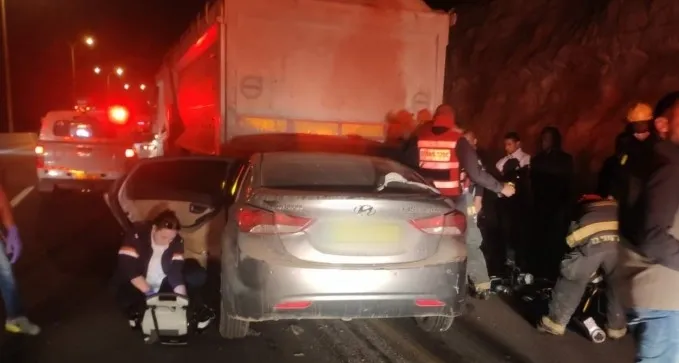 כתב אישום: לא הבחין במשאית - וגרם למות שני נוסעים עימו ברכב