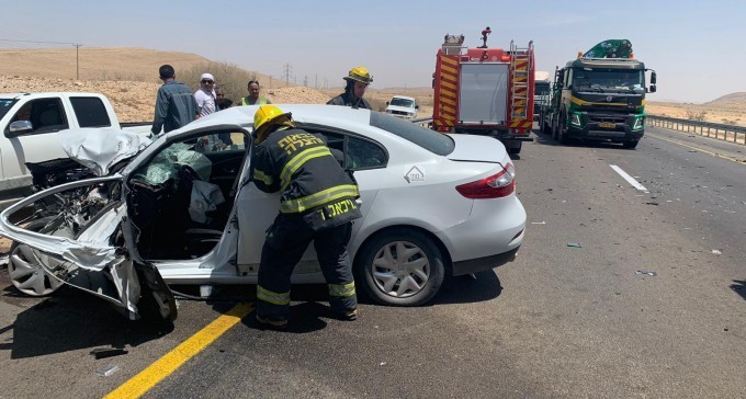 לכוד ברכב פרטי בהתנגשות עם סמיטריילר סמוך לדימונה