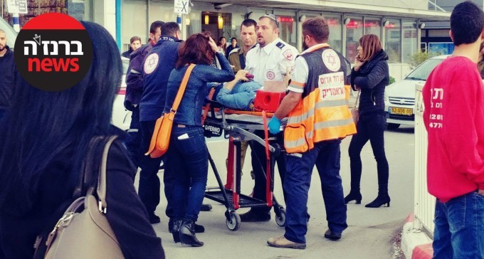 התאונה במתחם ביג: ''הרכב נסע לאחור ופגע בתינוק בעגלה ובאישה''