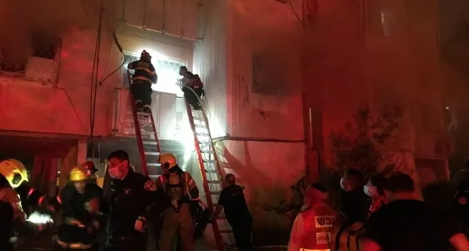 צפו: אדם נפגע בדליקה בדירה ברח' החיד''א