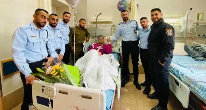 שוטרים וחיילים ממשפחת אלקרינאווי ביקרו את פצוע הפיגוע בבאר שבע