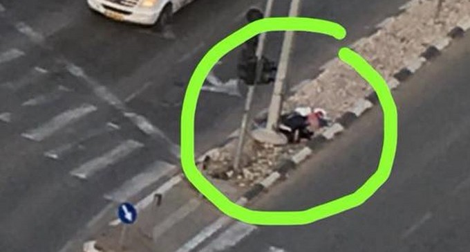 כמו בעולם השלישי: אדם זרוק יומיים בצומת אלי כהן - ואיש לא שם לב