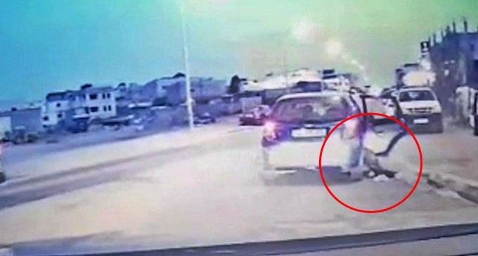 צפו: הורים גוררים את בתם מרכב ברחובות רהט