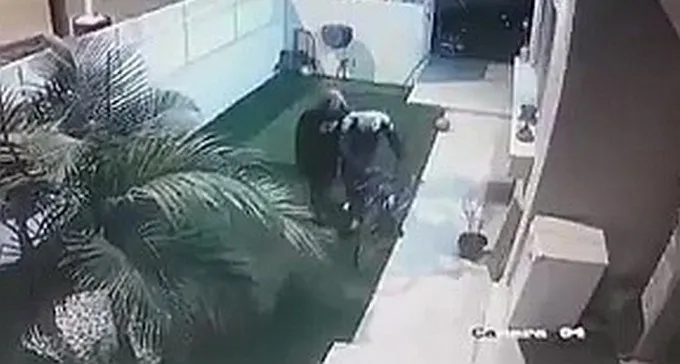 צפו: גנבים בפעולה בנווה נוי - נכנסים לבית וגונבים אופניים