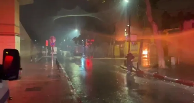 צפו: בית עולה באש בעיר העתיקה