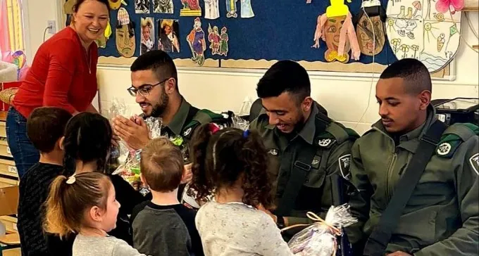 ילדי צהרוני כיוונים, מחבקים את חיילי צה"ל.