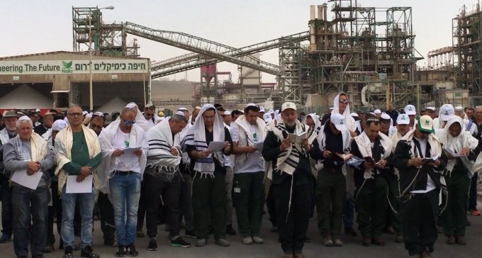 צפו: עובדי חיפה כימיקלים במישר רותם בתפילה המונית להצלת פרנסתם