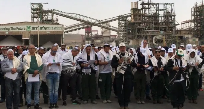 צפו: עובדי חיפה כימיקלים במישר רותם בתפילה המונית להצלת פרנסתם
