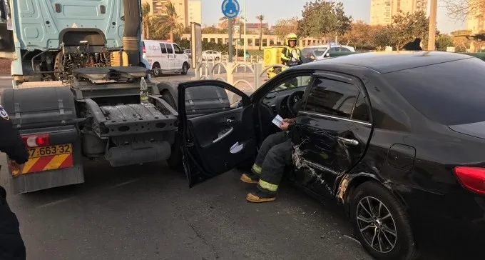 תאונה בנווה זאב, לכוד חולץ מרכב